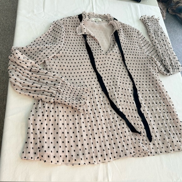 Max Studio Rouched Light Pink Blouse w/Black Dots. Size Medium - Picture 6 of 8